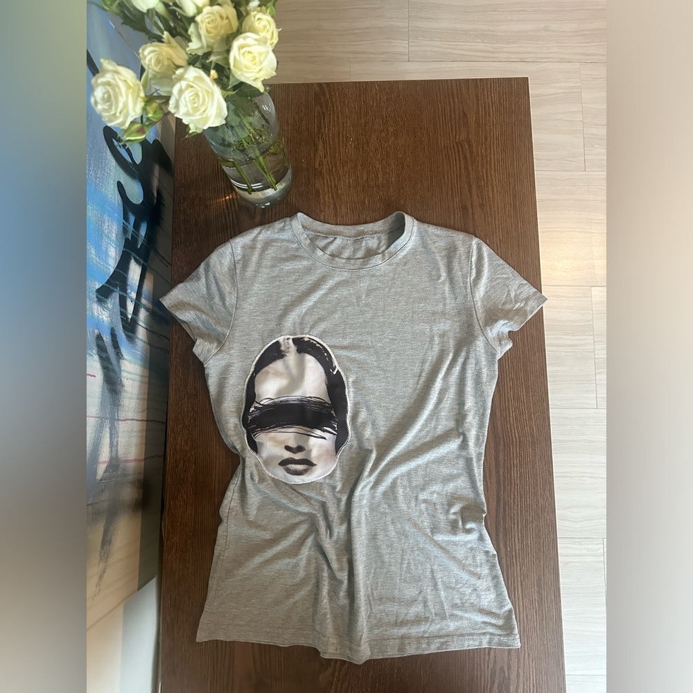 T-shirt with a face pattern patch